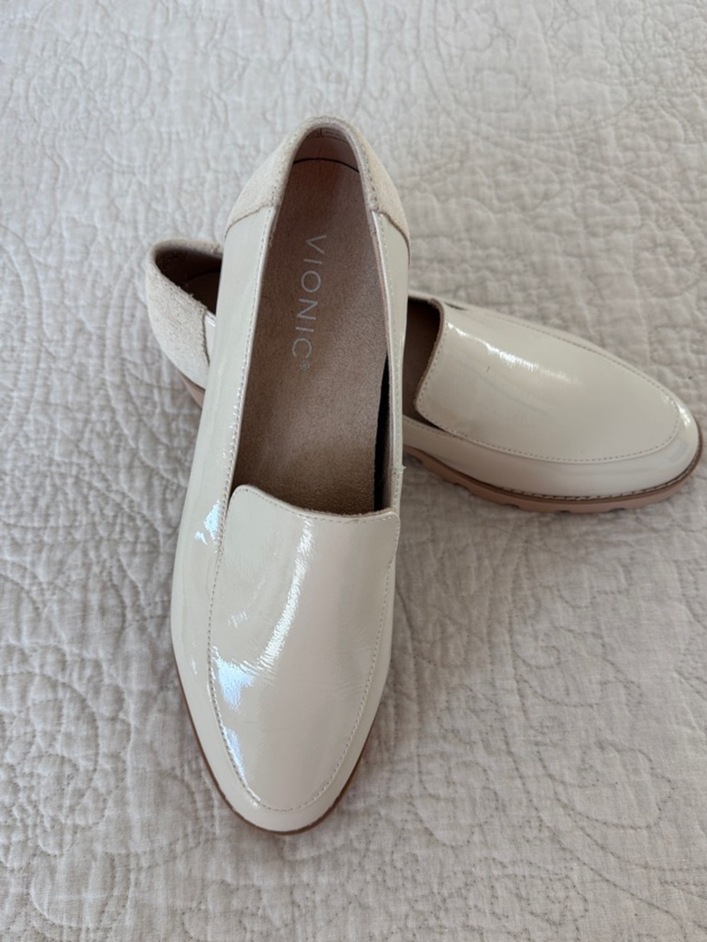 Vionic Cream Kensley patent loafer size 7